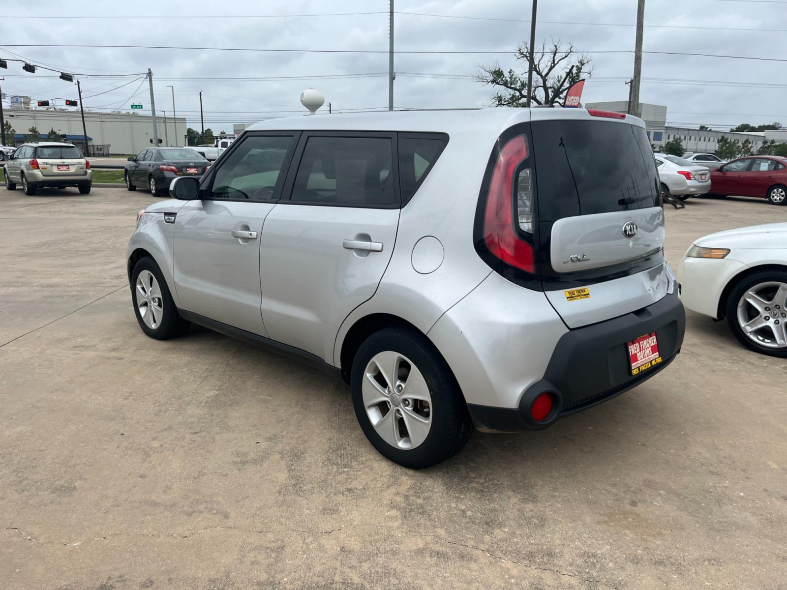2016 SILVER /black Kia Soul Base 6A (KNDJN2A28G7) with an 1.6L L4 DOHC 16V engine, 6A transmission, located at 14700 Tomball Parkway 249, Houston, TX, 77086, (281) 444-2200, 29.928619, -95.504074 - Photo #4